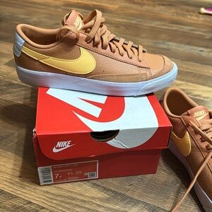 NEW NIKE Blazer Low ‘77 YOUTH SIZE 7, WOMENS SIZE 8.5 Amber Brown/Melon Tint